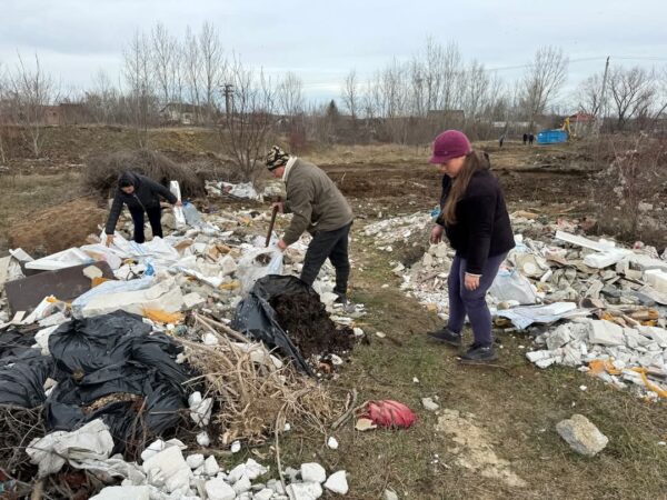 Primăria Răzvad, sub conducerea primarului Emanuel Spătaru, a dat startul unei campanii de curățenie generală, adresându-se tuturor cetățenilor