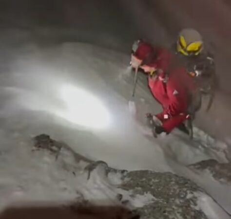 Alertă de gradul zero la Salvamont Dâmbovița și Salvamont Prahova: Două persoane rătăcite au fost găsite după o noapte de căutări intense Vineri seară, în jurul orei 18:00, un apel dramatic la serviciul de urgență 112 a anunțat o situație alarmantă în Bucegi. Două persoane