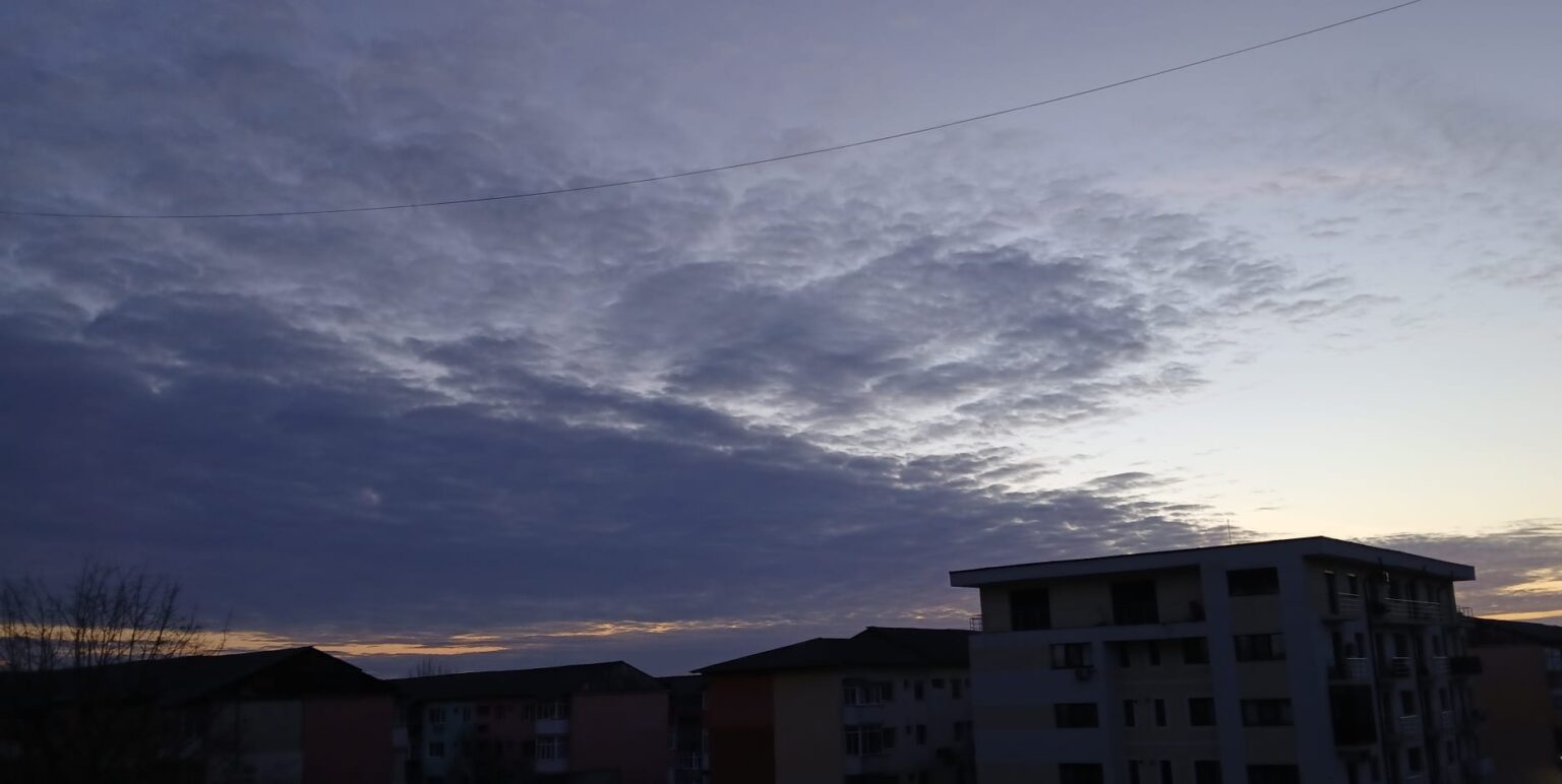 După zile de temperaturi neobișnuit de ridicate pentru sfârșitul lunii ianuarie, vremea se schimbă radical începând de joi noapte.