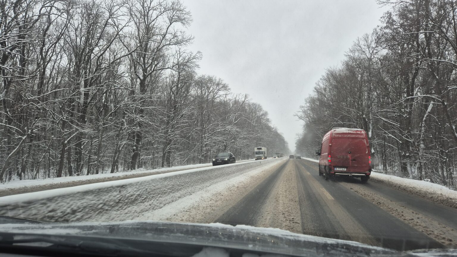 Alertă de iarnă: Recomandări esențiale pentru siguranța dumneavoastră pe drumuri În contextul vremii extreme, cu viscol și ninsori abundente prognozate în următoarele zile, autoritățile trag un semnal de alarmă pentru toți cei care intenționează să călătorească.
