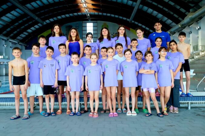 Înotătorii de la AS Constanța Sport Club se pregătesc intens la Târgoviște Sportivii clubului AS Constanța Sport Club au revenit la Târgoviște pentru un stagiu de pregătire de 6 zile la Complexul Turistic de Natație, locul preferat de înotători datorită condițiilor excelente oferite pentru antrenamente.