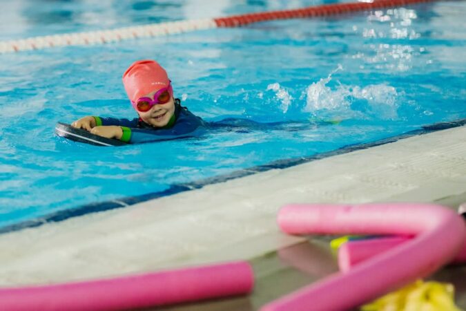 Primăria Târgoviște continuă să investească în educația fizică și sănătatea comunității, iar un exemplu de succes este Complexul Turistic de Natație, care găzduiește în fiecare zi mai mult de 1000 de copii.