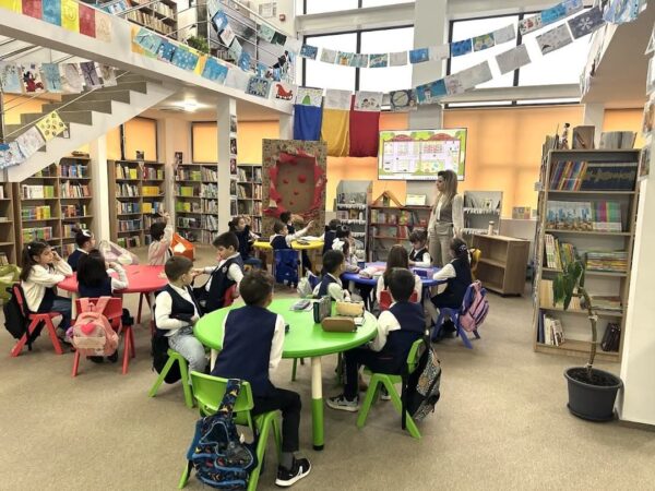 Biblioteca Județeană Dâmbovița transformă învățătura într-o aventură creativă pentru copii Filiala pentru copii a Bibliotecii Județene Dâmbovița a devenit locul ideal pentru o lecție inedită, plină de învățătură și distracție.