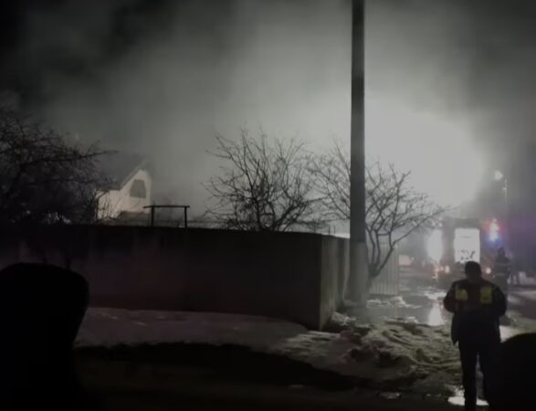 Două case au luat foc în localitatea Ciocănești: Intervenție rapidă a pompierilor pentru stingerea incendiului O intervenție promptă și eficientă a pompierilor din județul Dâmbovița, a reușit să limiteze pagubele în urma unui incendiu izbucnit în localitatea Ciocănești, la două case.