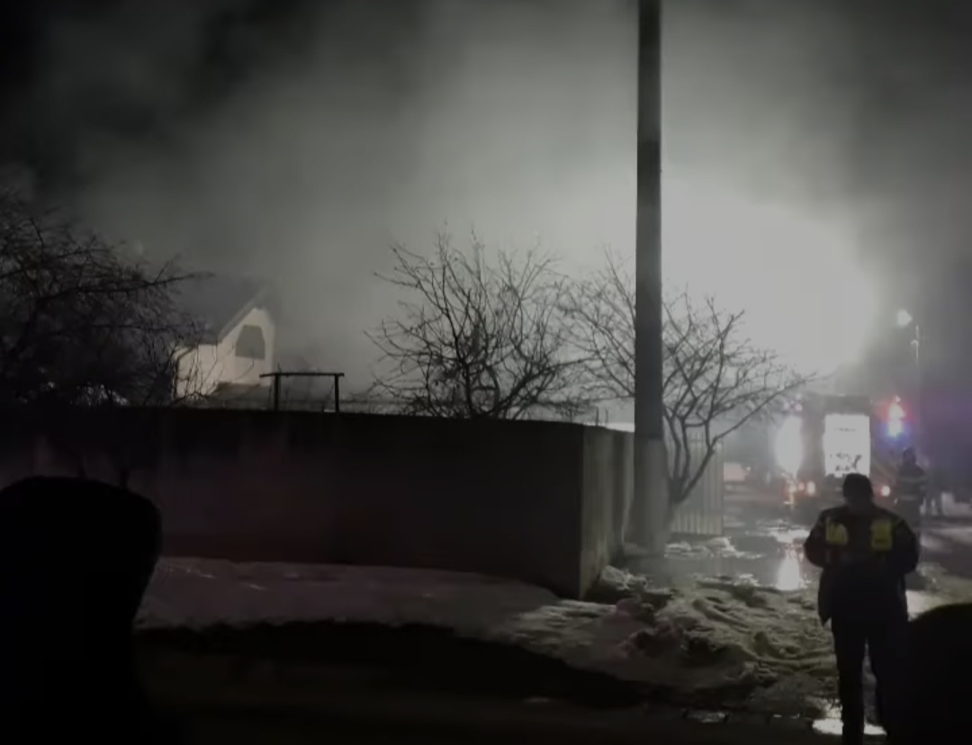 O intervenție promptă și eficientă a pompierilor din județul Dâmbovița, a reușit să limiteze pagubele în urma unui incendiu izbucnit în localitatea Ciocănești, la două case.