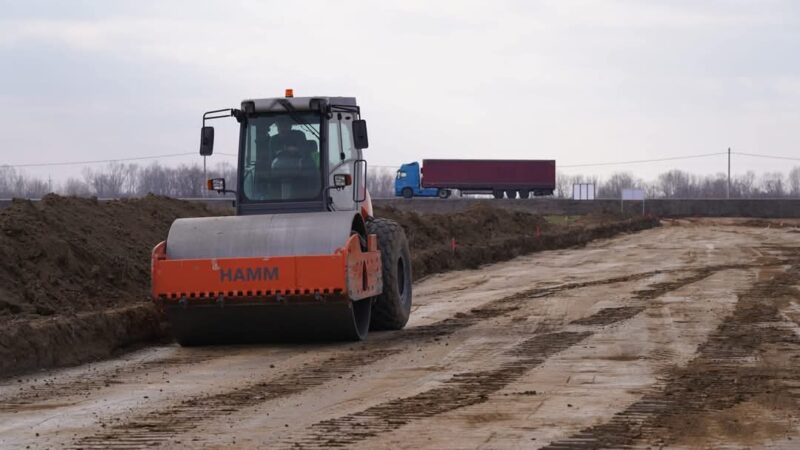 Se lucrează la Centura Găești: Un proiect major pentru modernizarea infrastructurii județului Dâmbovița Într-o perioadă de transformări majore, județul Dâmbovița se află în plină implementare a unor proiecte de infrastructură de mare amploare