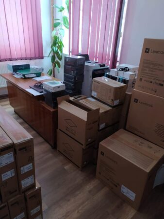 CJ Dâmbovița investește în educația digitală: Școlile din județ primesc echipamente de ultimă generație Chiar dacă a fost vacanță școlară activitatea Consiliului Județean Dâmbovița nu a încetat. În ultima săptămână, autoritățile județene au continuat