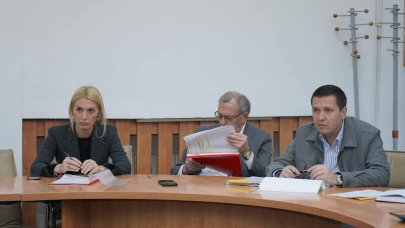 Bugetul CJ Dâmbovița 2025, prioritate pentru infrastructură, educație și sănătate Președintele Consiliului Județean Dâmbovița, Corneliu Ștefan, a anunțat, ieri, finalizarea consultărilor anuale cu primarii din județ