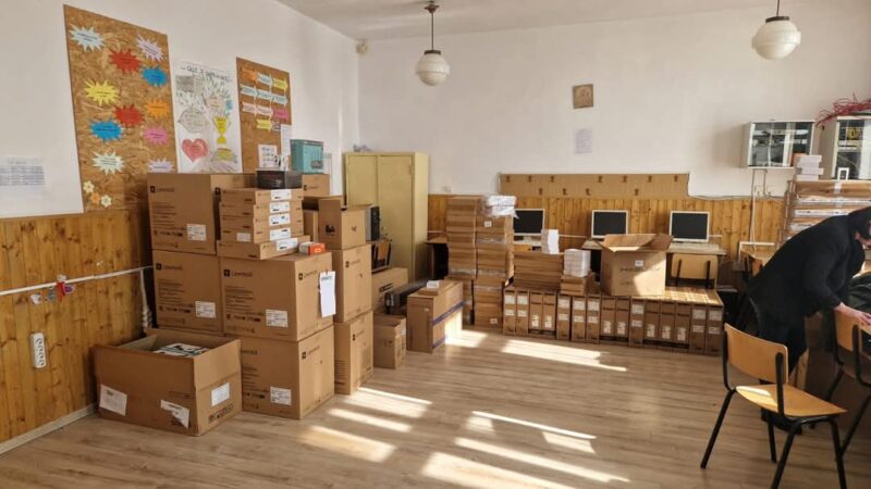 CJ Dâmbovița revoluționează educația județeană prin investiții în echipamente digitale de ultimă generație Într-un demers fără precedent pentru modernizarea educației, Consiliul Județean Dâmbovița (CJ Dâmbovița) face un pas semnificativ spre viitorul educațional al județului
