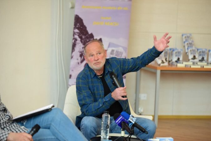 David Neacșu, primul român pe Everest, a inspirat tinerii din Dâmbovița cu lecții despre curaj și perseverență Universitatea „Valahia” din Târgoviște a găzduit un eveniment deosebit dedicat tinerelor talente, în care curajul și perseverența au fost tema principală.