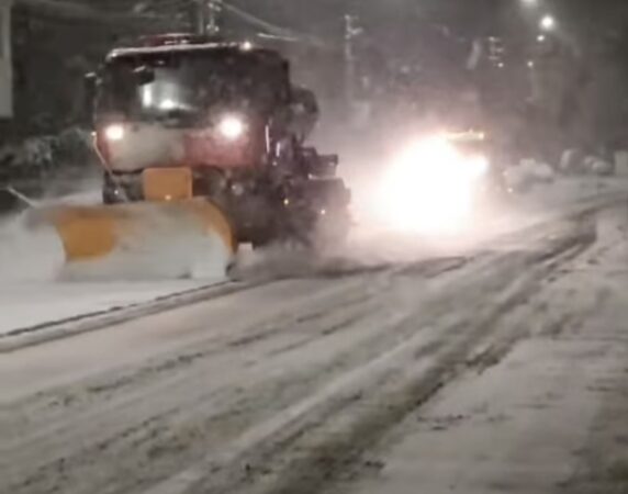 Târgoviște: Primăria a mobilizat toate forțele pentru a face față ninsorii Primăria municipiului Târgoviște, condusă de primarul Daniel Cristian Stan, a luat rapid măsuri pentru a face față primei ninsori serioase din această iarnă!