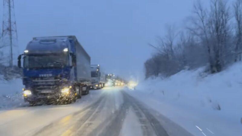 Ninsoarea a provocat blocaje pe DN72, Târgoviște-Ploiești: Traficul afectat în zona Mija Ninsoarea intensă care a cuprins județul Dâmbovița a continuat să creeze probleme majore pe drumuri.