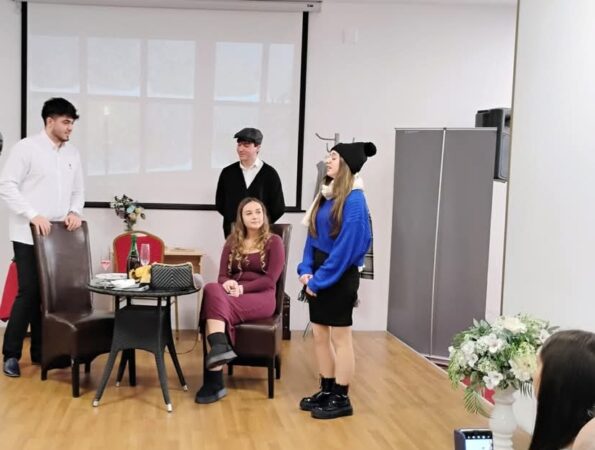 „Dragobete, când emoția devine spectacol”, o zi magică la Biblioteca Județeană „I.H. Rădulescu” Dâmbovița Pe 24 februarie 2025, Biblioteca Județeană „I.H. Rădulescu” din Dâmbovița a fost martora unui eveniment special dedicat iubirii și tradițiilor românești.