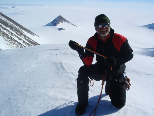 David Neacșu, primul român care a ajuns pe Everest, vine la Universitatea „Valahia” din Târgoviște pentru o întâlnire inspirațională Exploratorul David Neacșu, cunoscut pentru expedițiile sale extreme, va împărtăși poveștile fascinante ale călătoriilor sale la înălțimi de neimaginat.