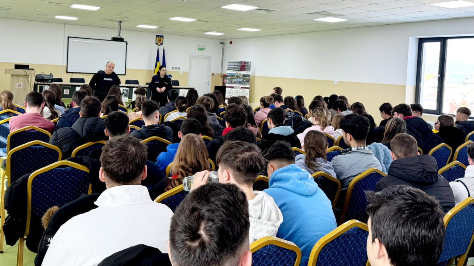 Jandarmii dâmbovițeni promovează siguranța și spiritul civic în rândul elevilor În cadrul programului „Școala Altfel”, jandarmii dâmbovițeni au desfășurat ieri, 26 februarie 2025, activități educaționale la Colegiul Național „Nicolae Titulescu”