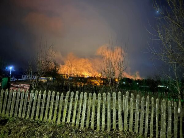 Incendiu de vegetație uscată la Valea Voievozilor, focul a cuprins o suprafață de 2,5 hectare Ieri, în jurul orei 17:46, pompierii din cadrul Detașamentului de Pompieri Târgoviște au fost solicitați să intervină într-un incendiu de vegetație uscată în localitatea Valea Voievozilor