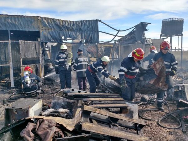 Hală mistuită de flăcări în comuna Finta Un incendiu devastator a izbucnit ieri dimineață la o hală din comuna Finta, județul Dâmbovița, provocând panică în rândul locuitorilor și autorităților locale.
