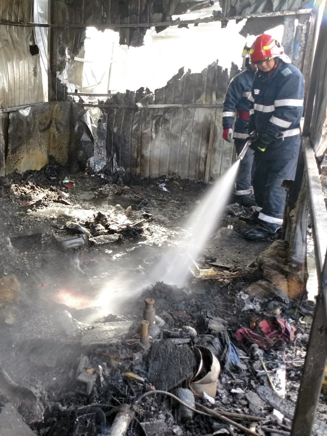 Un incendiu devastator a izbucnit ieri dimineață la o hală din comuna Finta, județul Dâmbovița, provocând panică în rândul locuitorilor și autorităților locale.