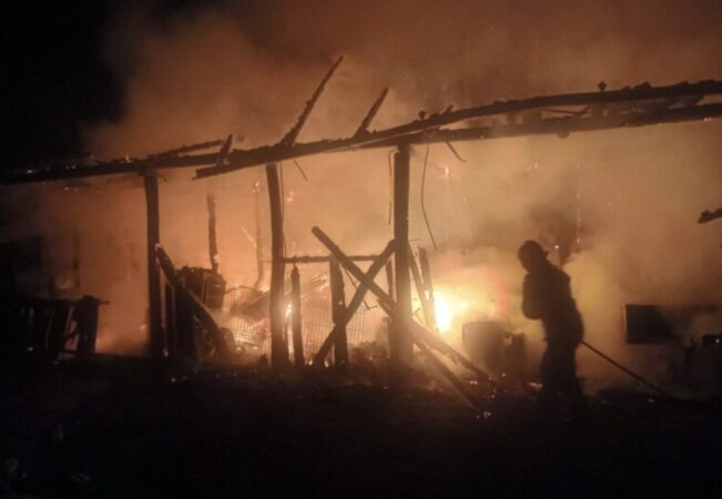 Trei cai au pierit în flăcări, un incendiu devastator a cuprins un adăpost de animale din satul Movila În noaptea de 15 spre 16 februarie 2025, în jurul orei 04:20, un incendiu violent a mistuit un adăpost de animale din satul Movila, comuna Niculești, județul Dâmbovița, lăsând în urma sa scene de groază și tristețe. Pompierii din județ au fost solicitați de urgență să intervină pentru stingerea flăcărilor care amenințau să se extindă rapid și să provoace pagube semnificative.