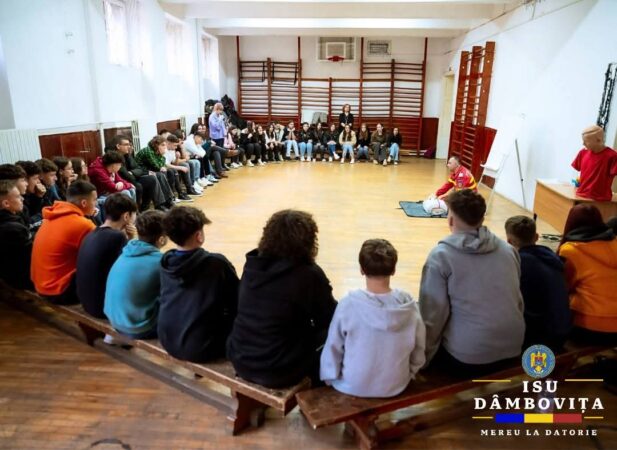 Liceenii din Târgoviște învață să salveze vieți de la paramedicii ISU Dâmbovița  O echipă de specialiști din cadrul Centrului de Formare și Pregătire în Descarcerare și Asistență Medicală de Urgență al ISU Dâmbovița a organizat un eveniment informativ dedicat elevilor de la Colegiul Economic Ion Ghica.