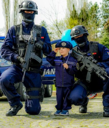 Jandarmeria Dâmbovița te invită să te alături echipei de profesioniști Jandarmeria Dâmbovița: 700 de locuri disponibile pentru admiterea la Școlile Postliceale ale Jandarmeriei Române.