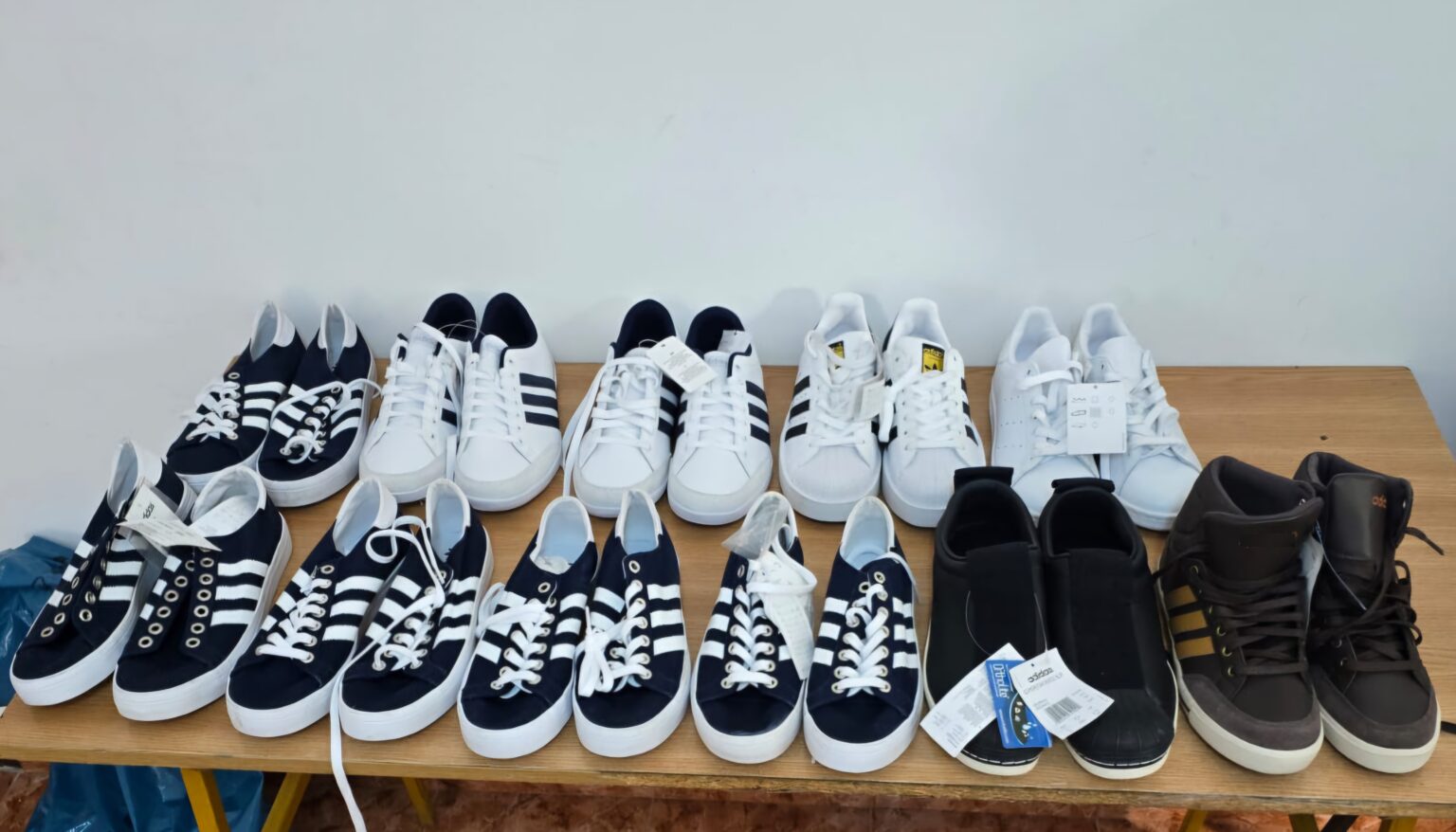 Vigilența jandarmilor dâmbovițeni: Produse contrafăcute, confiscate în Piața Bărăției din Târgoviște Jandarmii din Dâmbovița au desfășurat o acțiune de amploare în cadrul târgului săptămânal din Piața Bărăției, Târgoviște, având ca scop