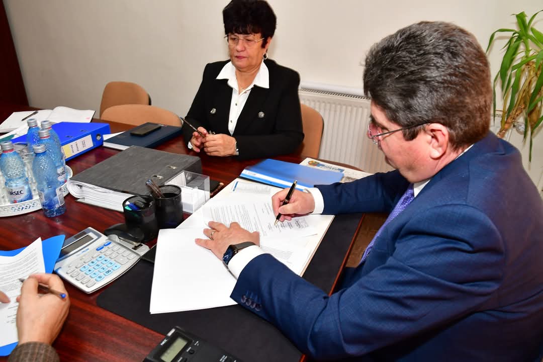 Orașul Răcari face un pas important spre modernizare! A fost semnat recent contractul pentru Etapa I a lucrărilor de modernizare a străzilor, un proiect esențial care va transforma fața orașului.