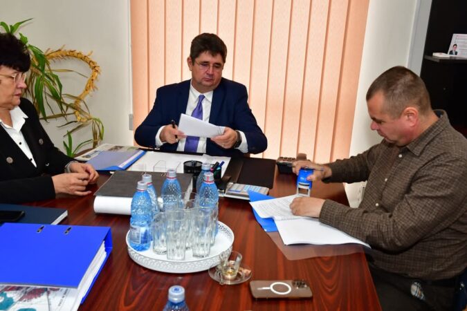 Răcari intră într-o nouă eră a dezvoltării: Modernizarea străzilor începe în forță Orașul Răcari face un pas important spre modernizare! A fost semnat recent contractul pentru Etapa I a lucrărilor de modernizare a străzilor, un proiect esențial care va transforma fața orașului.