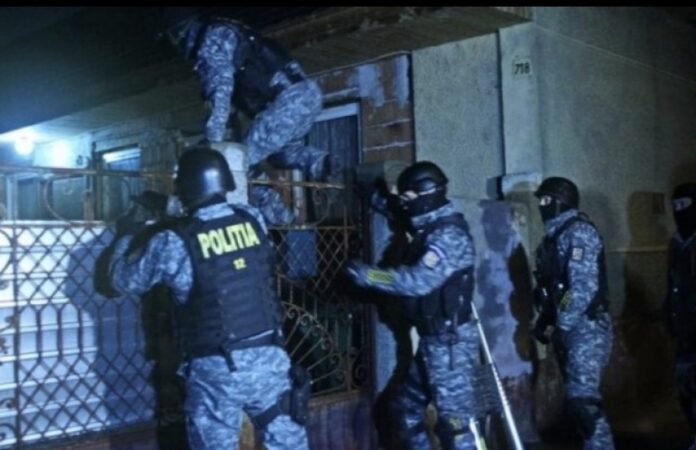 Percheziții la Corbii Mari într-un caz de furt calificat Polițiștii din Titu au descins în forță, punând în aplicare două mandate de percheziție la locuințele a doi bărbați din comuna Corbii Mari, bănuiți de furt calificat.