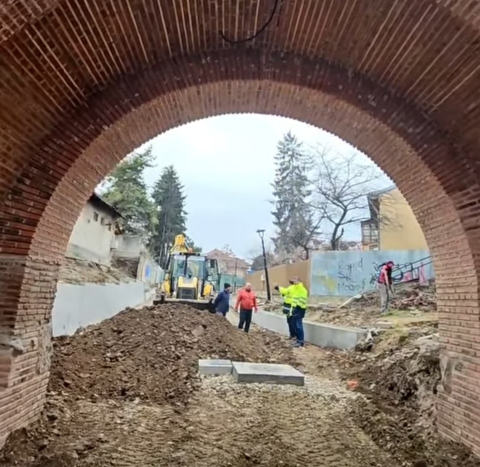 Primarul municipiului Târgoviște, Daniel Cristian Stan, a anunțat că lucrările de restaurare la Poarta Dealu - Vânătorilor, sunt în plină desfășurare