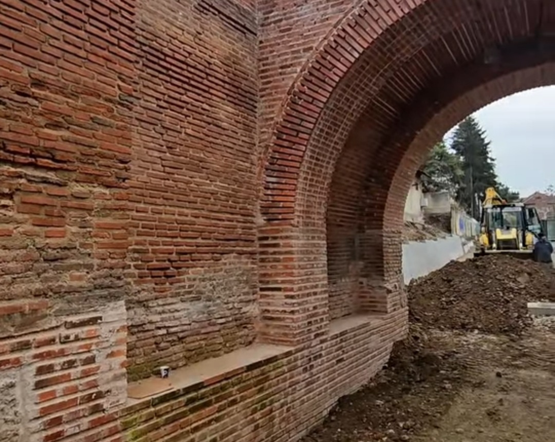 Primarul municipiului Târgoviște, Daniel Cristian Stan, a anunțat că lucrările de restaurare la Poarta Dealu - Vânătorilor, sunt în plină desfășurare