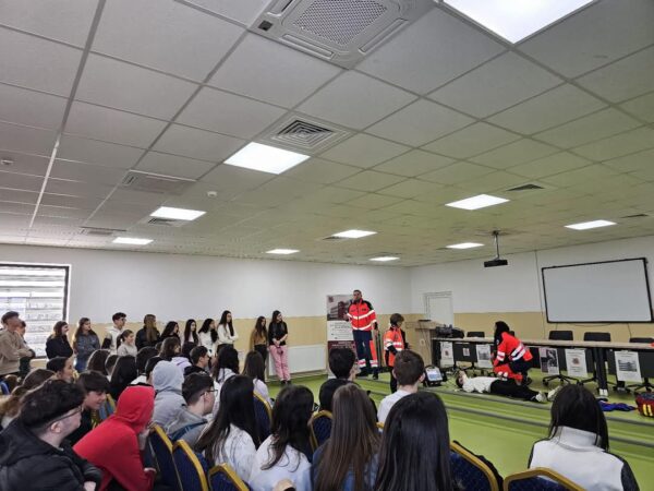 În cadrul programului național „Școala Altfel”, Serviciul de Ambulanță Dâmbovița a organizat o activitate educațională specială pentru elevii