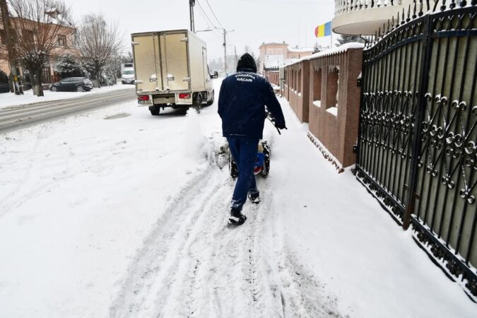 Răcari, pregătit pentru viscol și ninsori: Autoritățile acționează rapid pentru siguranța locuitorilor Autoritățile din orașul Răcari au mobilizat utilajele de deszăpezire în toate zonele, pentru a asigura circulația în condiții de siguranță pe timp de viscol și ninsori.