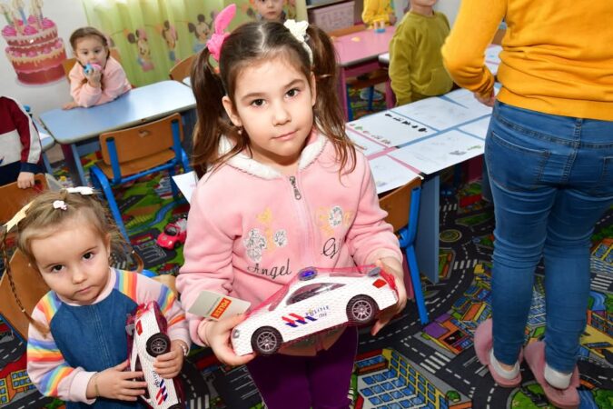 Într-o atmosferă plină de veselie și entuziasm, copiii din grădinițele din Răcari au fost surprinși cu o acțiune specială care le-a adus o mare bucurie.