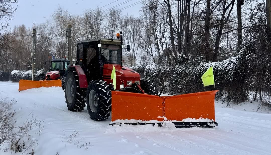 Autoritățile din orașul Răcari au mobilizat utilajele de deszăpezire în toate zonele, pentru a asigura circulația în condiții de siguranță pe timp de viscol și ninsori.