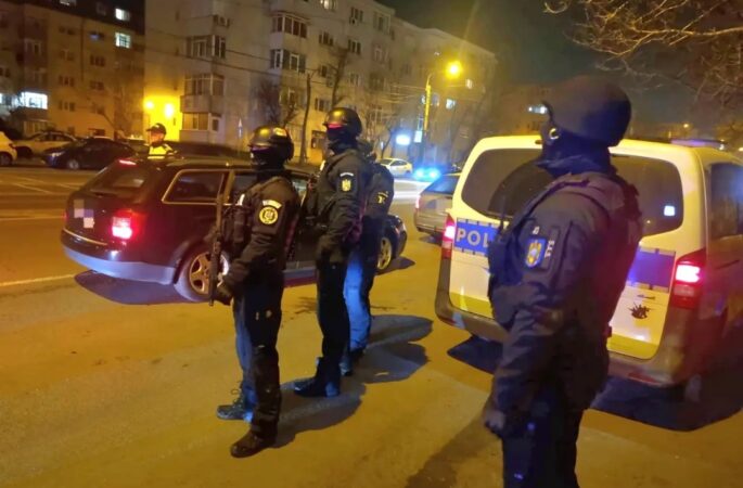 Razie de amploare a polițiștilor dâmbovițeni: Peste 360 de sancțiuni și 47 de permise reținute În noaptea de 1 spre 2 februarie 2025, polițiștii din cadrul Inspectoratului de Poliție Județean Dâmbovița au desfășurat o razie de amploare