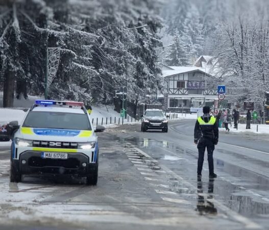 Recomandările Poliției Dâmbovița pentru conducătorii auto în perioada de ninsori În contextul ninsorilor din această perioadă, polițiștii din Dâmbovița recomandă următoarele măsuri pentru siguranța conducătorilor auto: