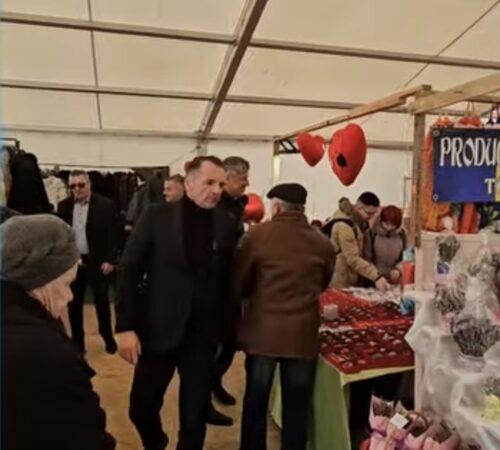 Târgoviște se pregătește de primăvară! Primarul Cristian Daniel Stan a vizitat Târgul de Mărțișor din Piața Mihai Viteazul Primăvara a sosit mai devreme la Târgoviște, iar în Piața Mihai Viteazul, atmosfera de sărbătoare a fost completată de Târgul de Mărțișor