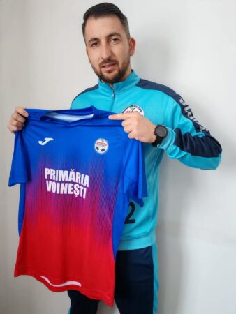 Viitorul Voinești își întărește lotul pentru reluarea Ligii 4! ACS Viitorul Voinești anunță un transfer important pentru reluarea competiției din Liga 4, aducând în echipă mijlocașul Dragoș Tudorache, un jucător cu experiență solidă în campionatul intern.