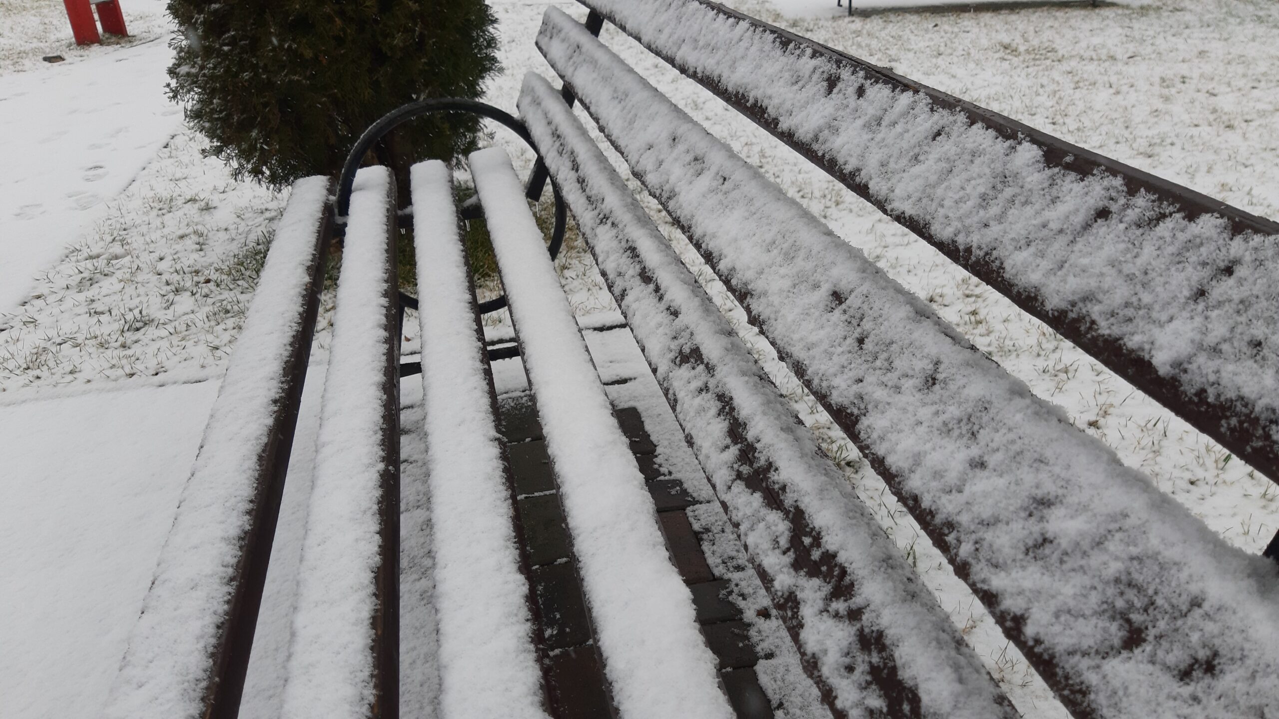 Meteorologii prognozează ninsori în zona de sud a județului Dâmbovița, inclusiv în Târgoviște, astăzi, 18 februarie. Conform celor mai recente estimări, stratul de zăpadă ar putea crește semnificativ, atingând valori de 5-10 cm în zonele joase și chiar mai mult în regiunile montane.