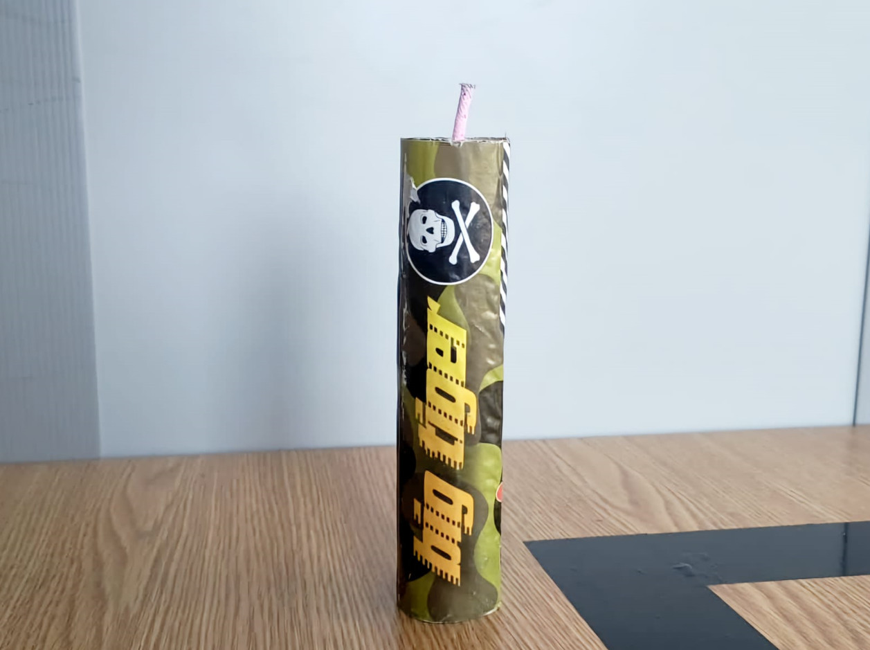 Ieri, 11 februarie 2025, un bărbat în vârstă de 23 de ani a fost depistat de jandarmii din Dâmbovița cu o petardă de mari dimensiuni asupra sa