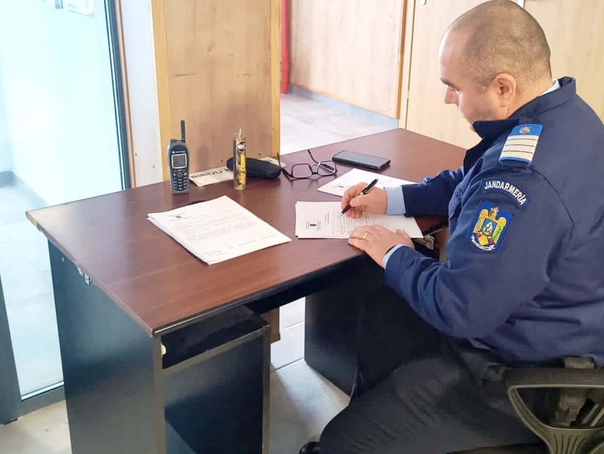 Ieri, 11 februarie 2025, un bărbat în vârstă de 23 de ani a fost depistat de jandarmii din Dâmbovița cu o petardă de mari dimensiuni asupra sa