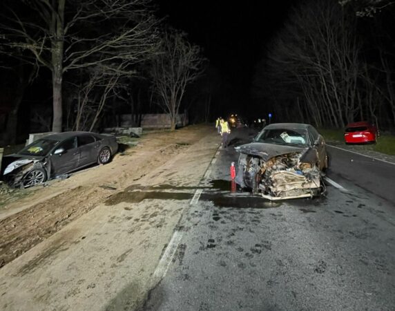 Un accident grav  a avut loc pe drumul național 72A, în localitatea Priseaca, în județul Dâmbovița. Coliziunea a fost între patru autoturisme conduse de bărbați cu vârste cuprinse între 18 și 36 de ani, iar în urma impactului, patru persoane au fost rănite, inclusiv un copil de doar 8 ani.