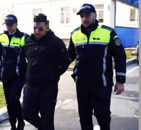 A ajuns după gratii: Bărbat din Voinești, condamnat pentru conducerea unui vehicul fără permis Ieri, polițiștii din cadrul Serviciului de Investigații Criminale Dâmbovița au pus în aplicare un mandat de executare a unei pedepse privative de libertate emis de Judecătoria Târgoviște, pe numele unui bărbat de 54 de ani din comuna Voinești.