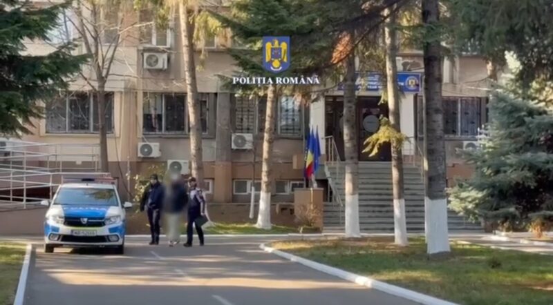 Tânăr din Pucioasa, reținut după ce a amenințat cu un obiect periculos într-o sală de sport Un tânăr în vârstă de 27 de ani din Pucioasa a fost reținut pentru 24 de ore, fiind acuzat de portul ilegal al unui obiect periculos și tulburarea ordinii și liniștii publice. Incidentul a avut loc pe 10 februarie, în jurul orei 19:30, într-o sală de sport din localitate.