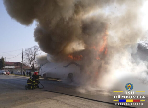 Panică și groază pe DN 7 la Titu: Un autobuz a luat foc Incendiu într-un autobuz pe DN 7, la Titu, călătorii s-au autoevacuat, iar pompierii au stins rapid flăcările.