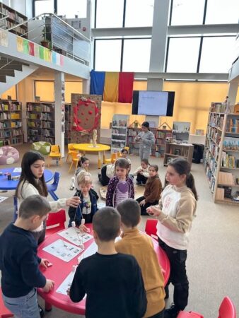 Călătorie creativă în lumea lui Constantin Brâncuși la Biblioteca Județeană Dâmbovița Ieri, 19 februarie 2025, la Biblioteca Județeană Dâmbovița – Filiala pentru Copii, micii și marii iubitori de artă au avut parte de o experiență fascinantă în universul unuia dintre cei mai mari sculptori ai lumii, Constantin Brâncuși!