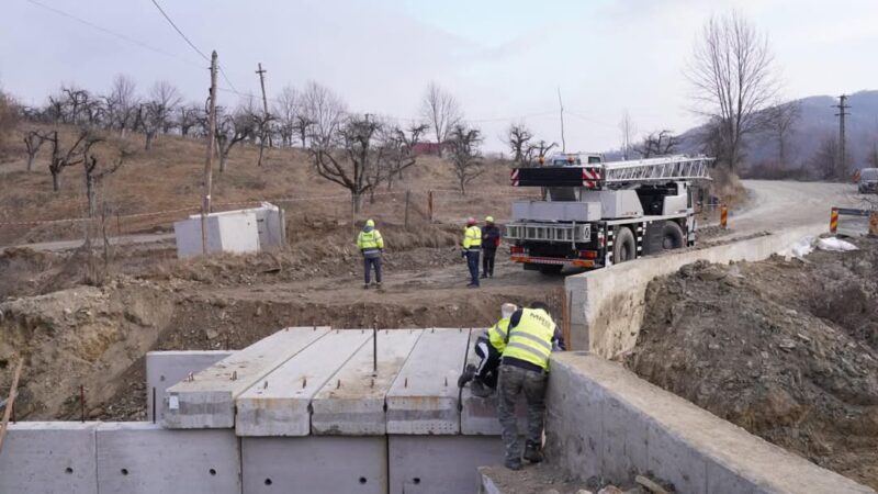 CJ Dâmbovița: Lucrări în plină desfășurare pe DJ 724 Malu cu Flori – Pucheni Consiliul Județean Dâmbovița continuă să investească în modernizarea infrastructurii rutiere, iar un exemplu concret este proiectul de reabilitare a drumului județean