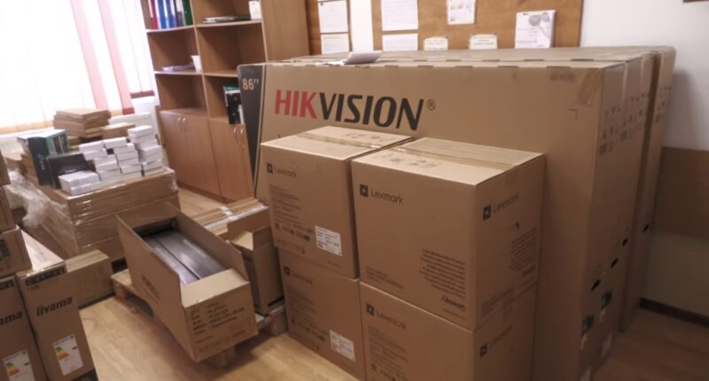 CJ Dâmbovița aduce educația dâmbovițeană în era digitală Comuna Șotânga face un nou pas important în dezvoltarea educațională, odată cu livrarea de echipamente IT moderne, printr-un proiect susținut de Consiliul Județean Dâmbovița.