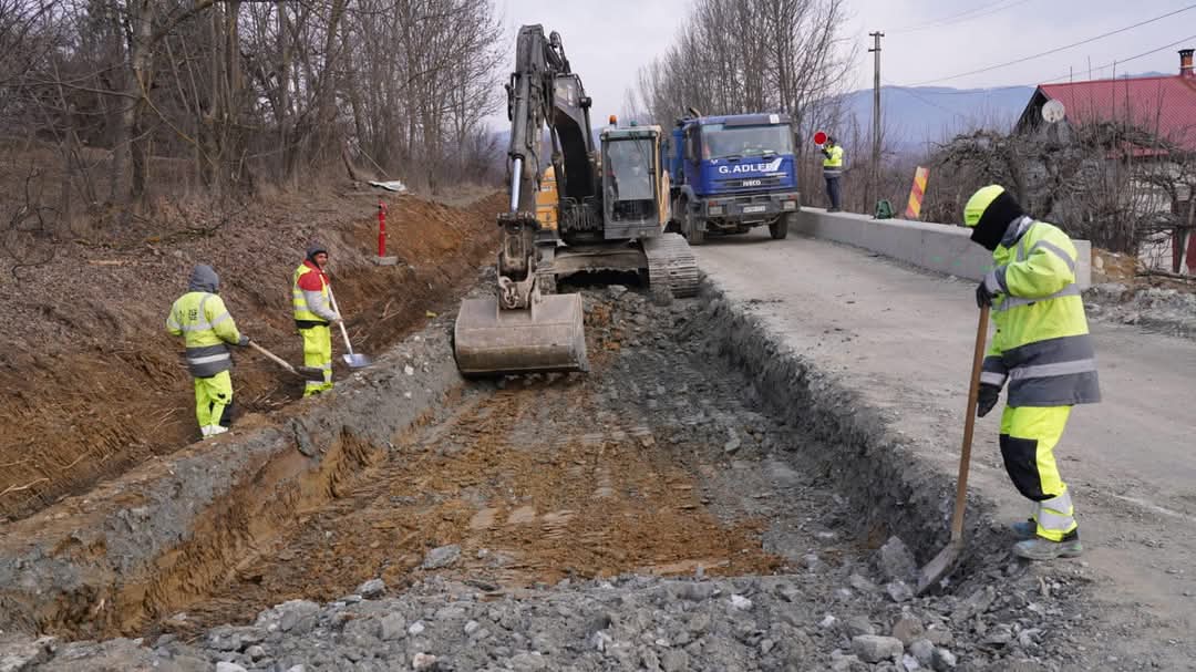 Consiliul Județean Dâmbovița continuă să investească în modernizarea infrastructurii rutiere, iar un exemplu concret este proiectul de reabilitare a drumului județean